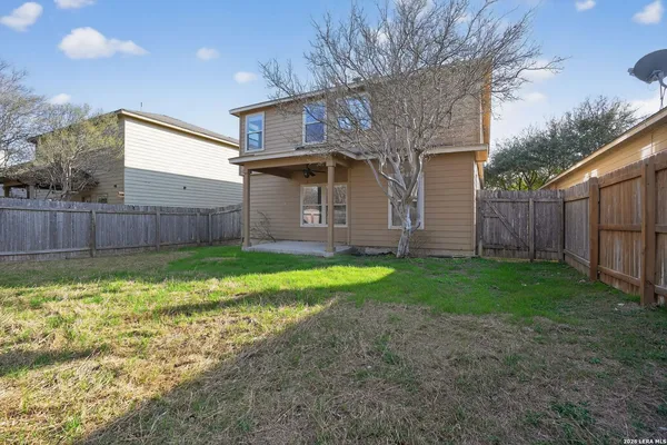a view of a back yard
