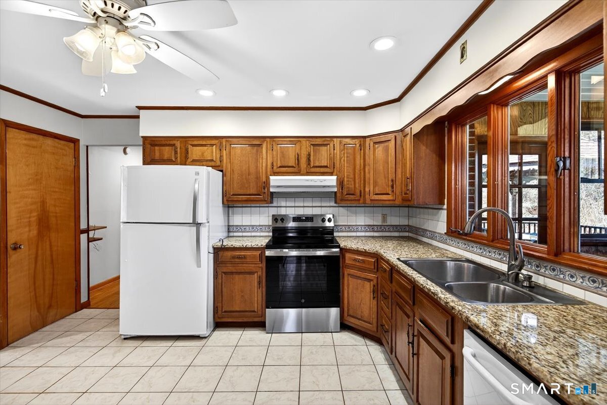 21 Rexview Circle Trumbull, CT 06611 - Photo 8 of 38