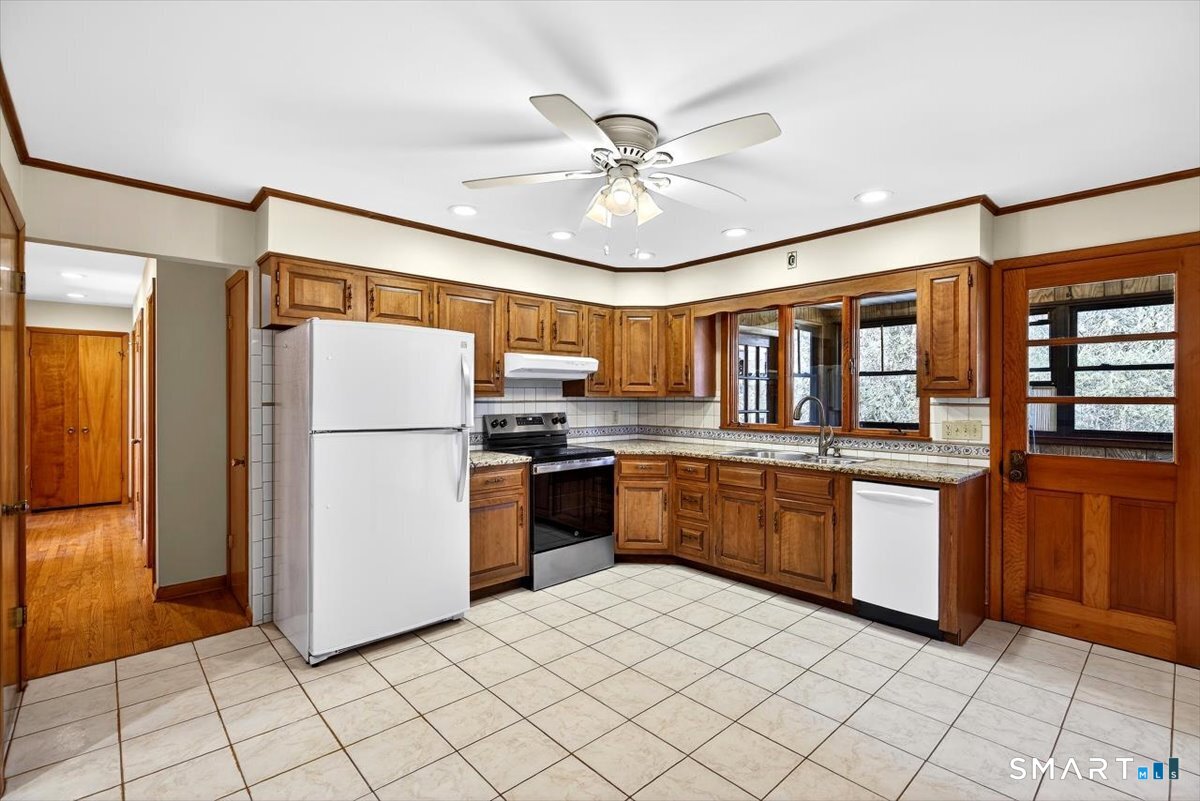 21 Rexview Circle Trumbull, CT 06611 - Photo 9 of 38