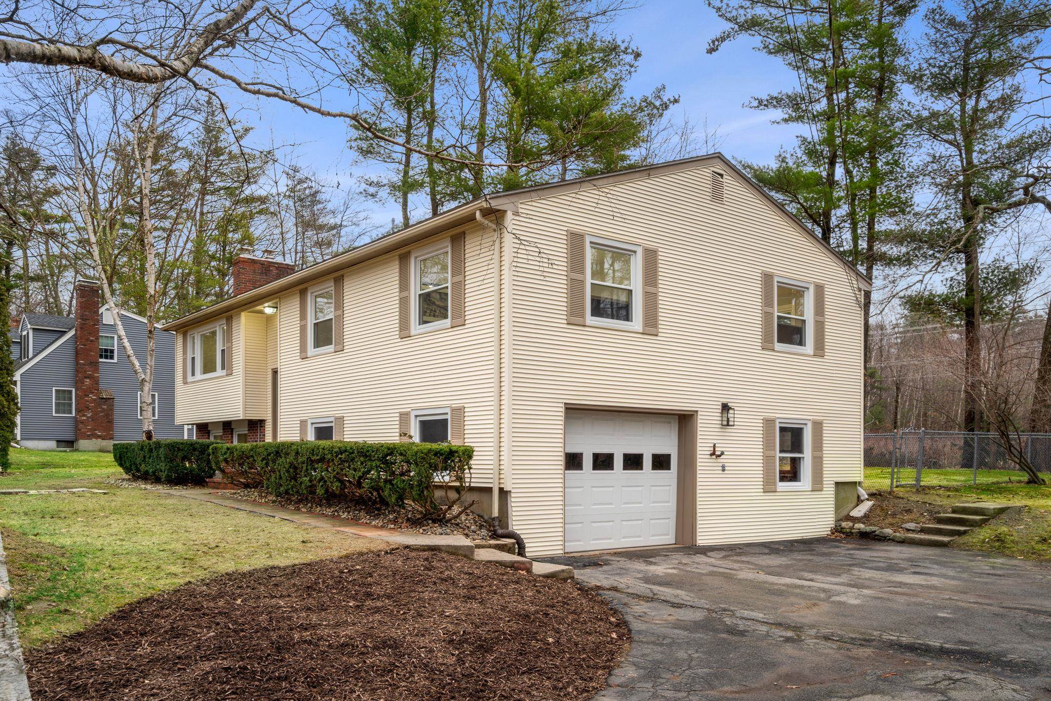 12 Olde Coach Road Derry, NH 03038 - Photo 2 of 40