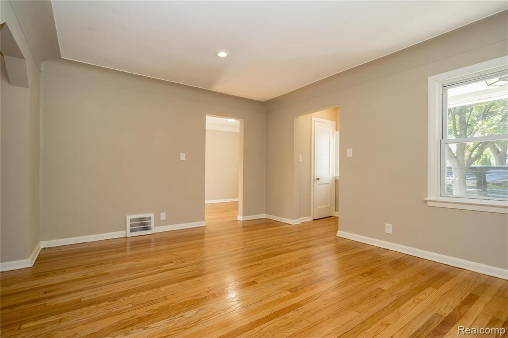 24844 Landau Center Line, MI 48015 - Photo 20 of 58