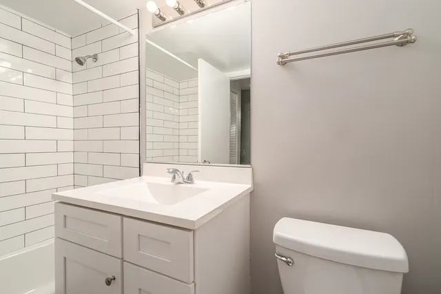 $1,995 | 329 Kimbell Avenue, Unit 9, Elmhurst, IL 60126