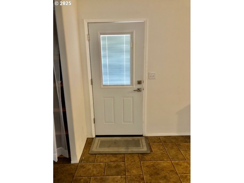 1475 Green Acres Road, Unit 76 Eugene, OR 97408 - Photo 5 of 23 a view of an entryway