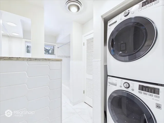 a close up view of a washer and dryer