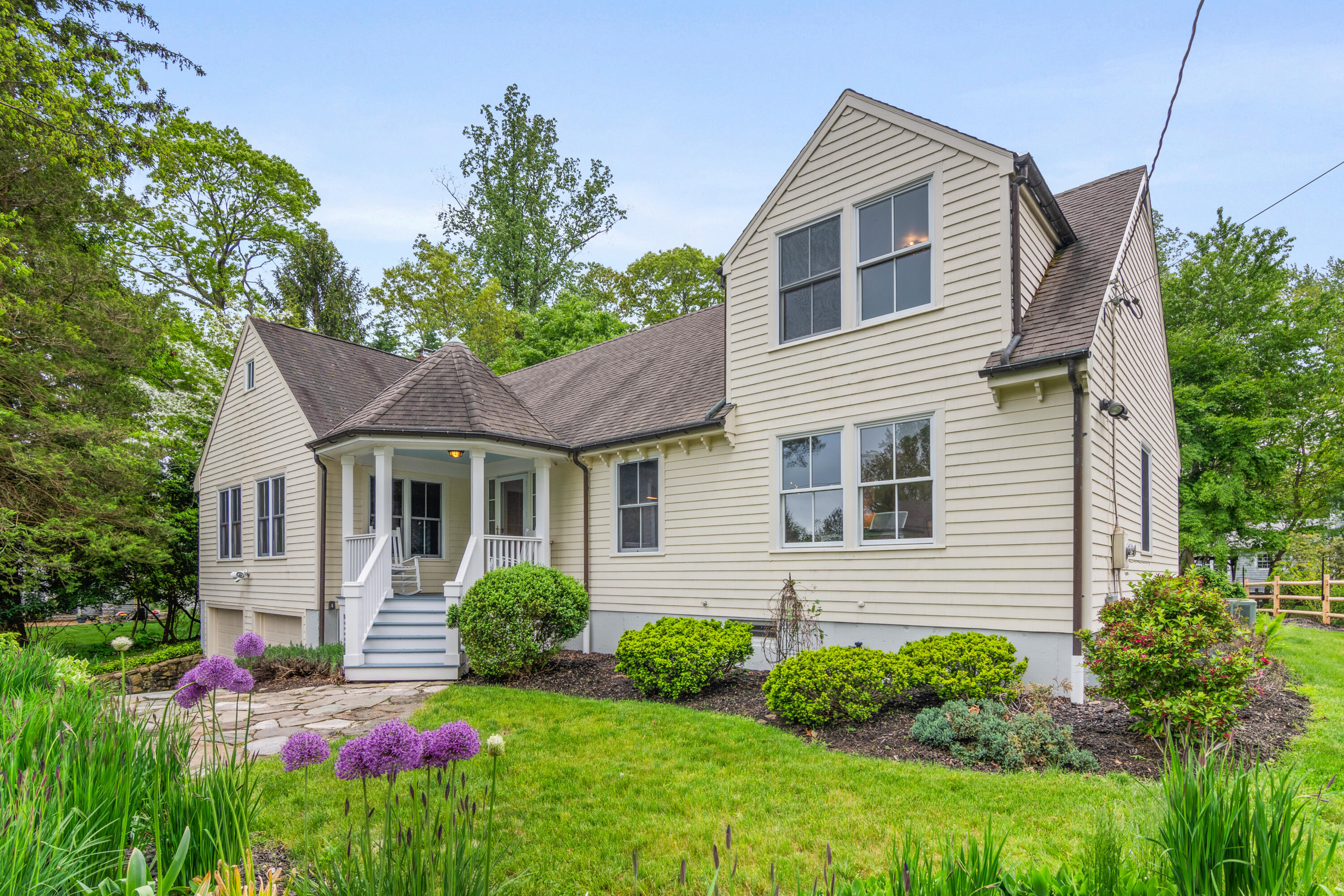 3 Old Field Road Rowayton, CT 06853 - Photo 3 of 29 a front view of a house with a yard