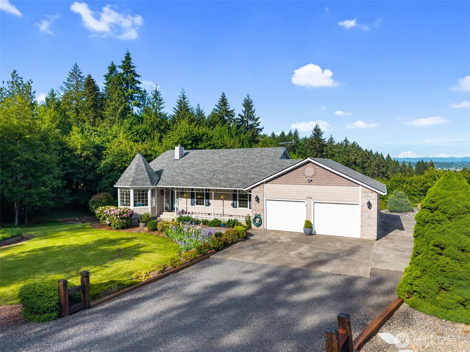 308 Brockway Road Chehalis, WA 98532 - Photo 2 of 40 a front view of a house with garden