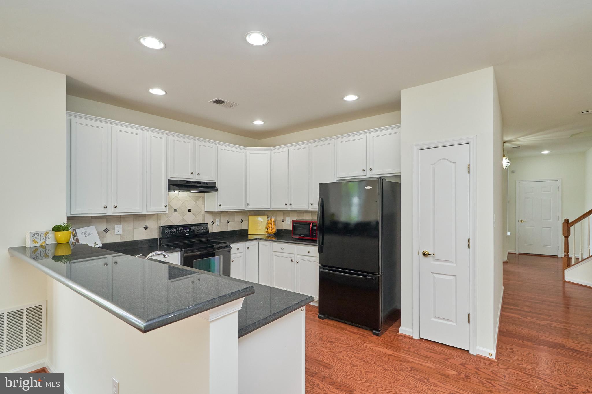44315 Stableford Square Ashburn, VA 20147 - Photo 11 of 49 Kitchen Breakfast Bar