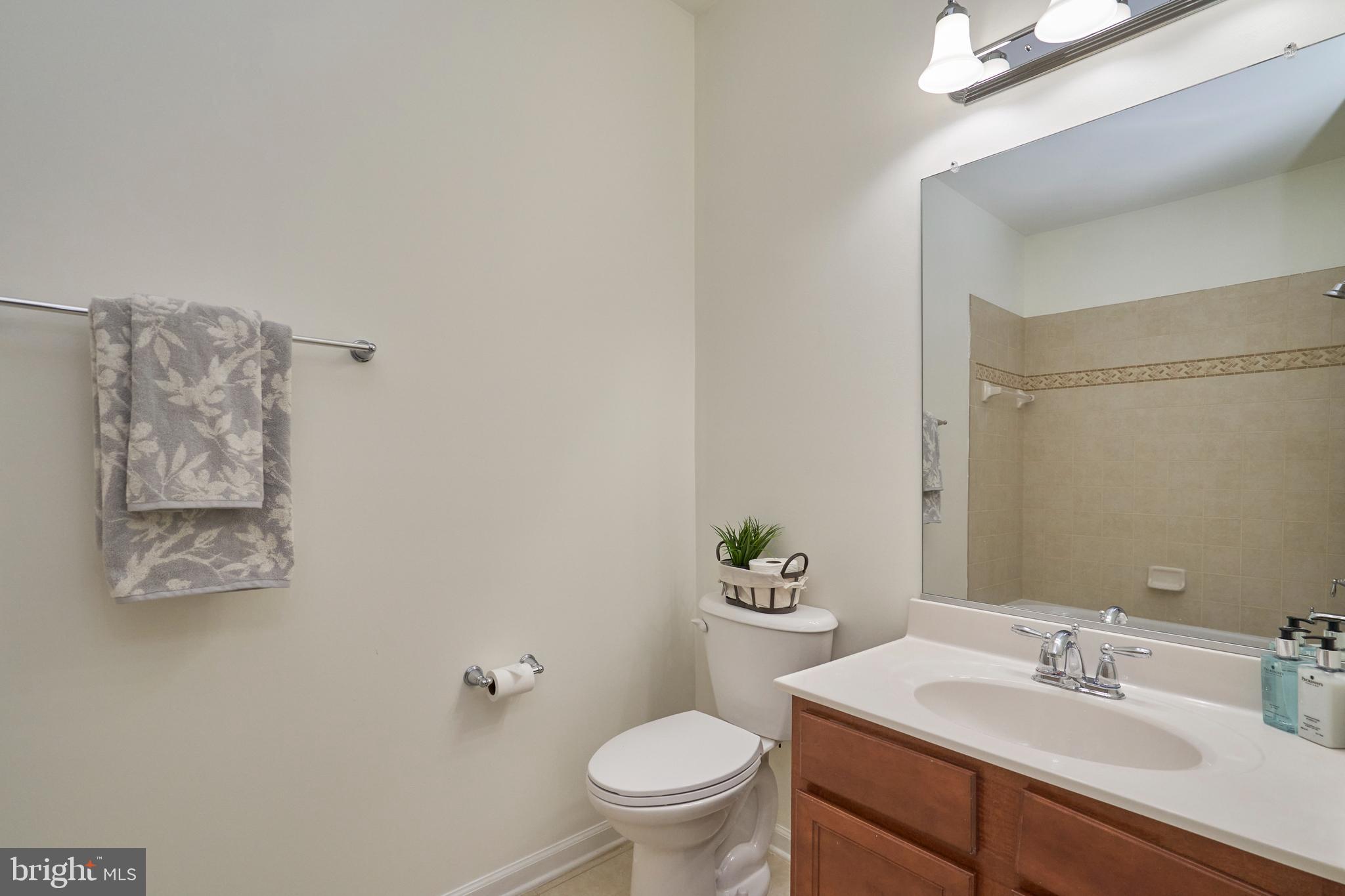 44315 Stableford Square Ashburn, VA 20147 - Photo 25 of 49 Main level full guest bathroom
