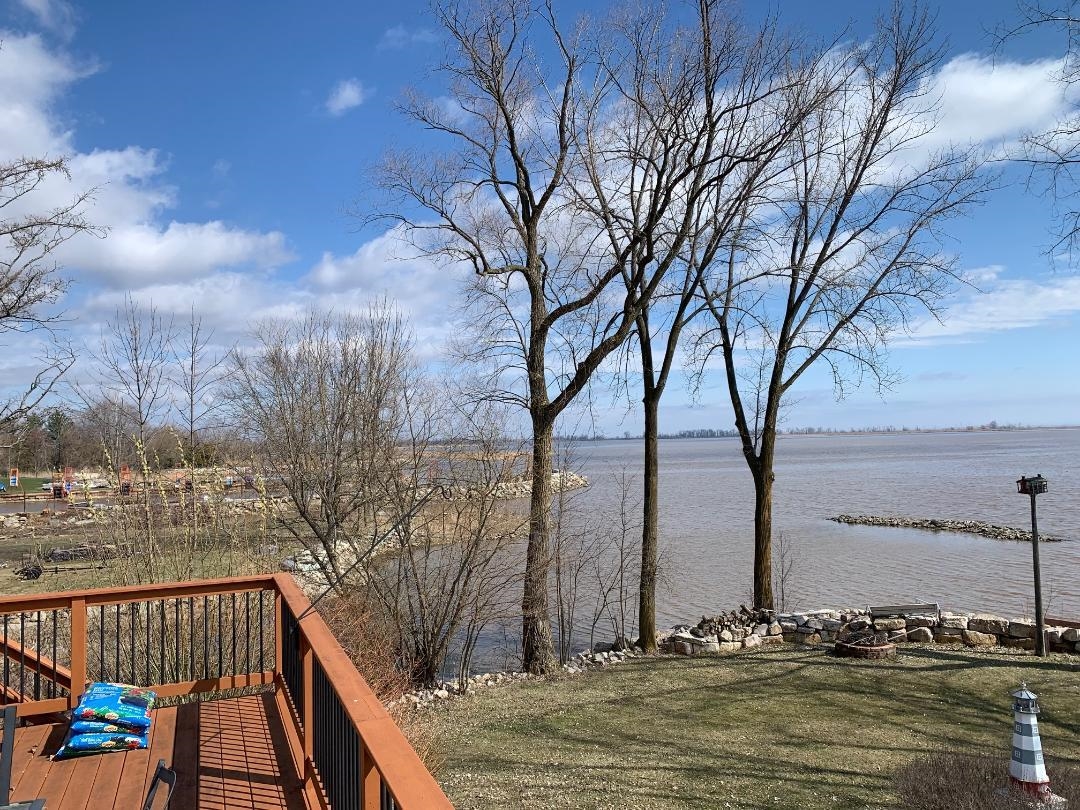 534 Resort Road Suamico, WI 54173 - Photo 5 of 20