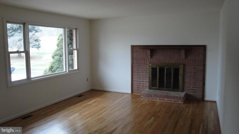 2505 Gillis Road Mount Airy, MD 21771 - Photo 3 of 29 Living Room