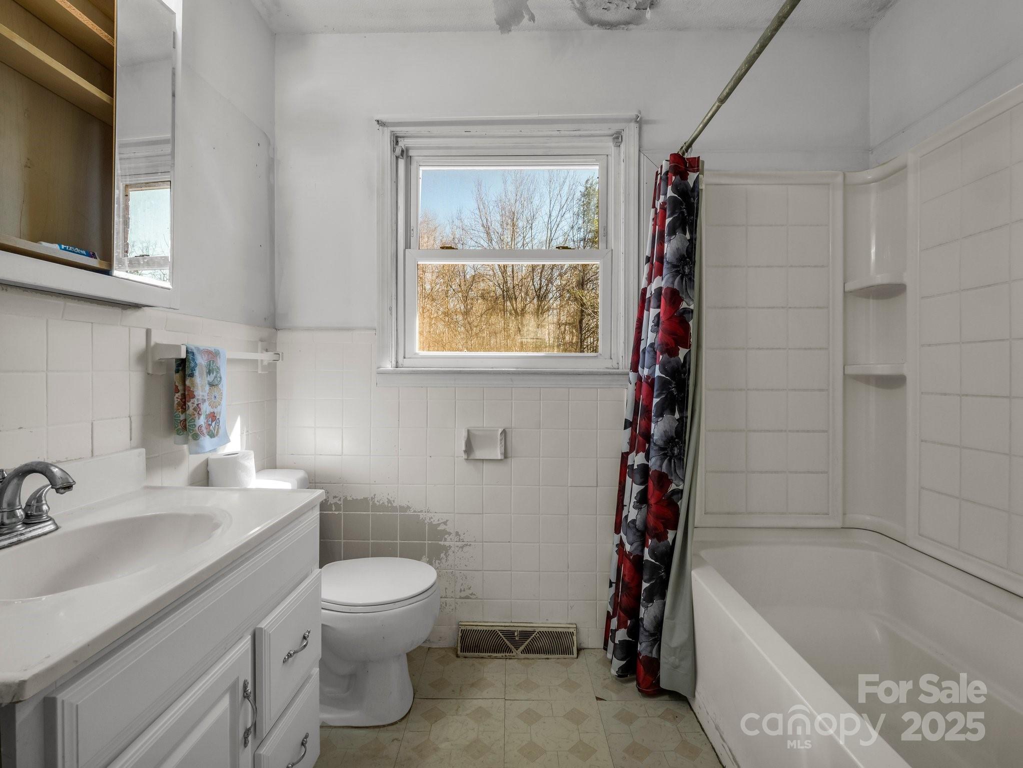 127 Mapp Street Spindale, NC 28160 - Photo 31 of 32 a bathroom with a sink toilet and bathtub