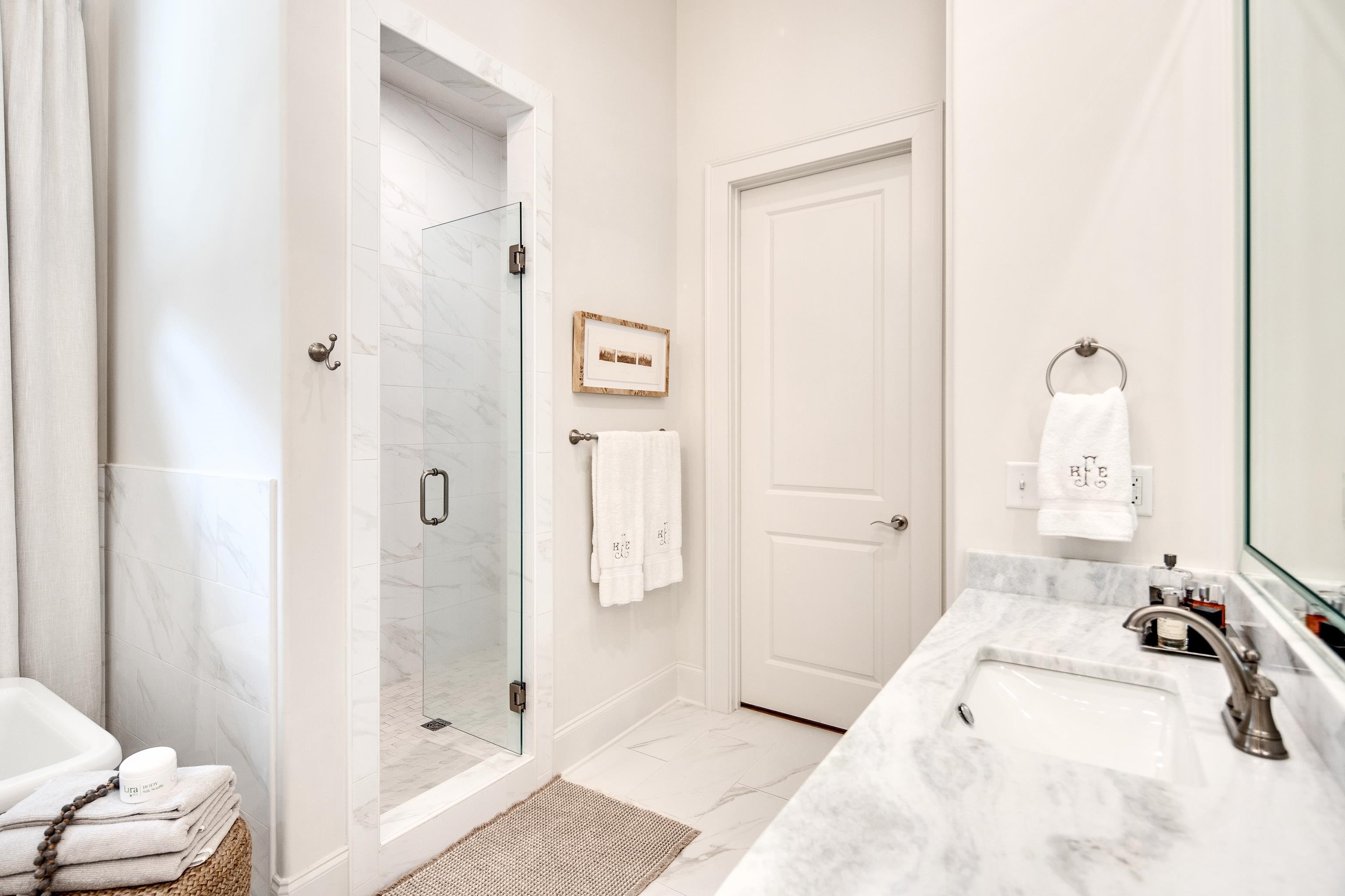 1389 Peyton Parkway Collierville, TN 38017 - Photo 18 of 38 a bathroom with a tub sink and mirror