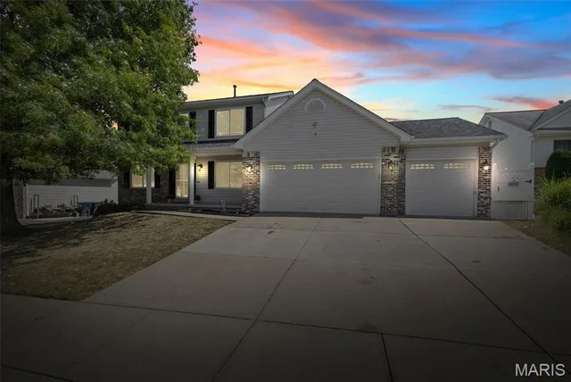 $425,000 | 6 Covered Wagon Trail Court, St. Peters, MO 63376