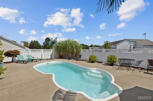 $425,000 | 6 Covered Wagon Trail Court, St. Peters, MO 63376