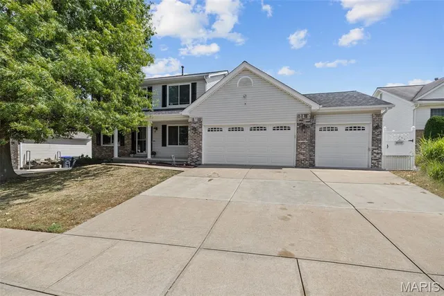 $425,000 | 6 Covered Wagon Trail Court, St. Peters, MO 63376