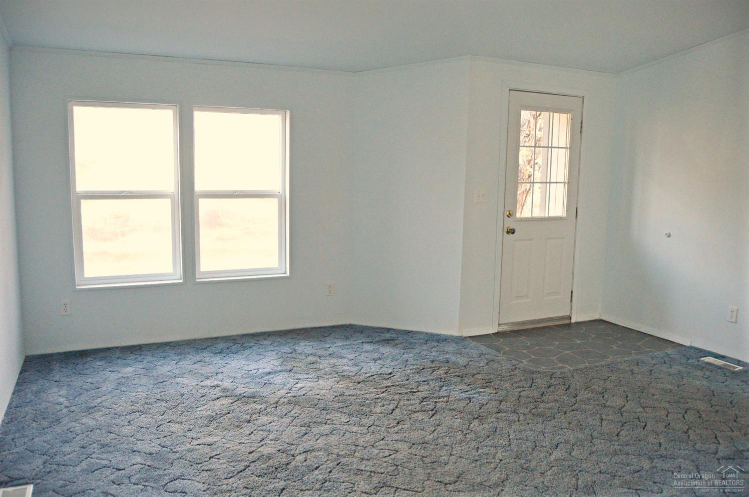 2074 Southwest Locust Way Madras, OR 97741 - Photo 12 of 25 Living Room