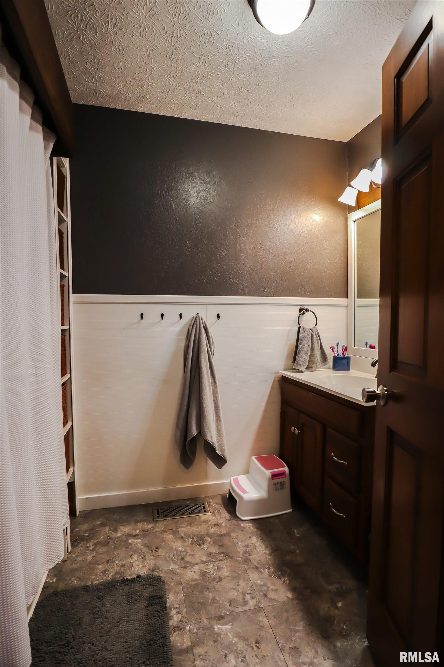 105 West Callie Street Sesser, IL 62884 - Photo 20 of 36