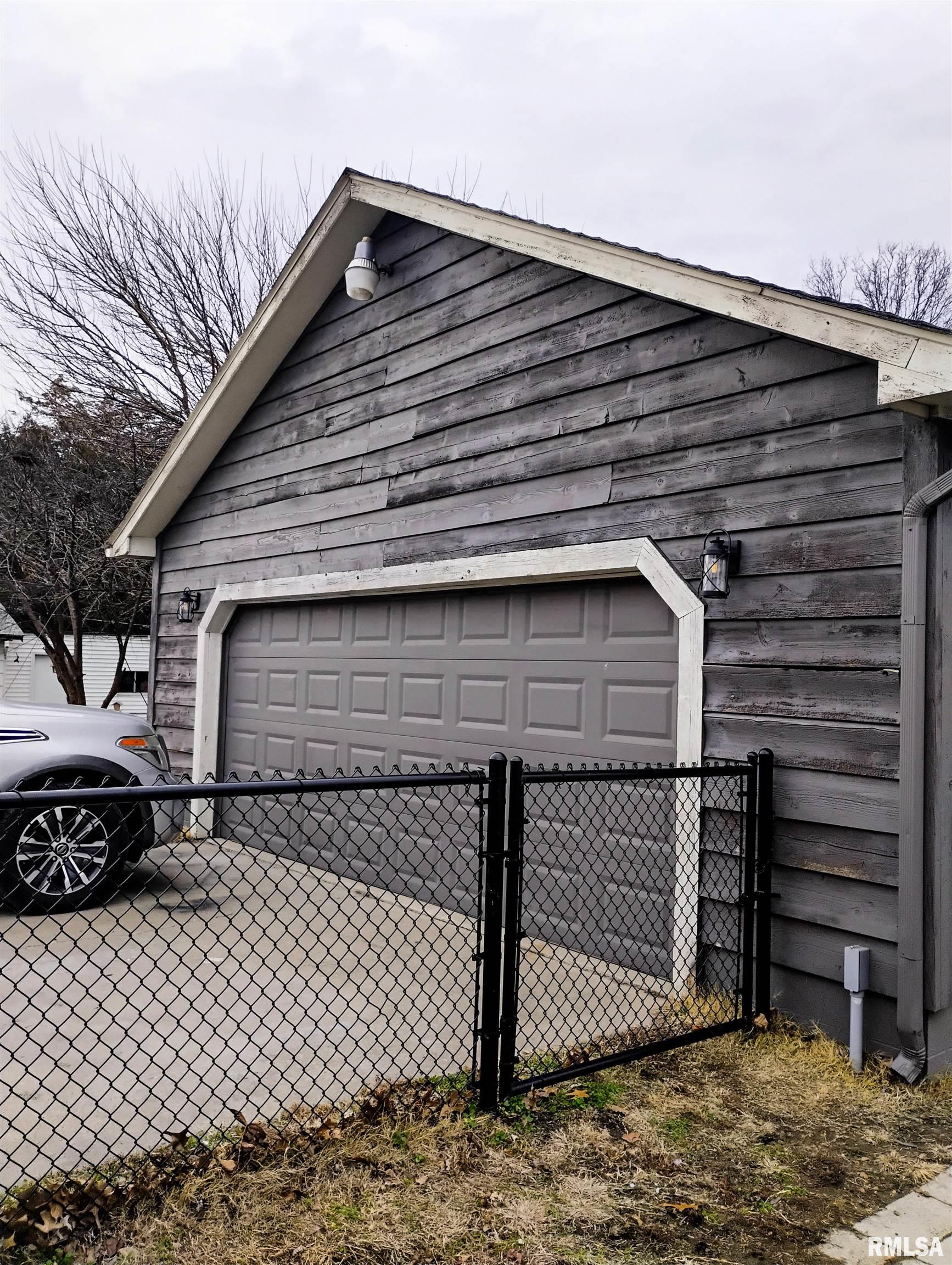 105 West Callie Street Sesser, IL 62884 - Photo 7 of 36