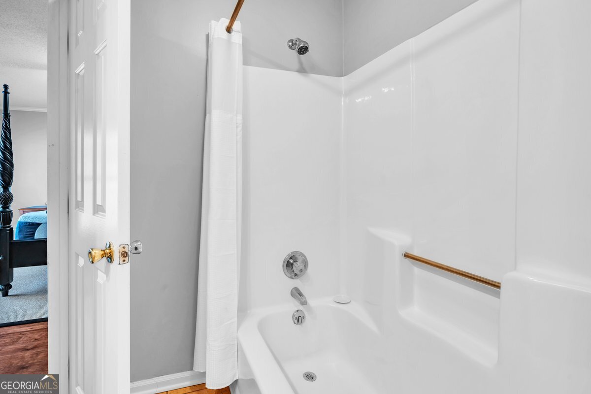 254 Valhalla Road South, Unit F Cordele, GA 31015 - Photo 20 of 41 a bathroom with a bathtub