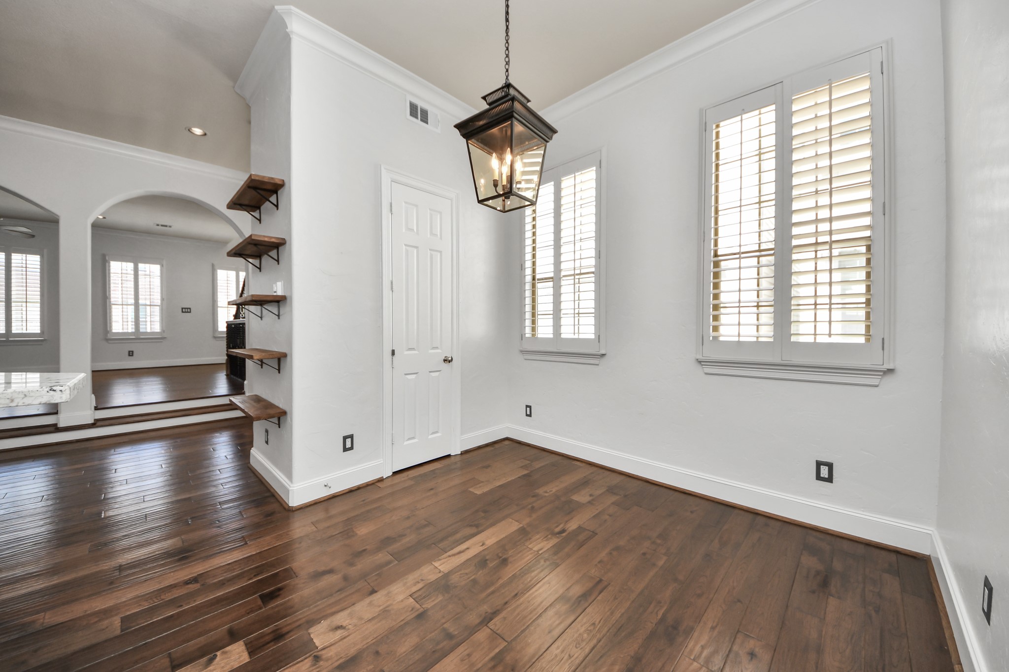 710 Jackson Hill Street Houston, TX 77007 - Photo 10 of 31 Breakfast nook with ample light.