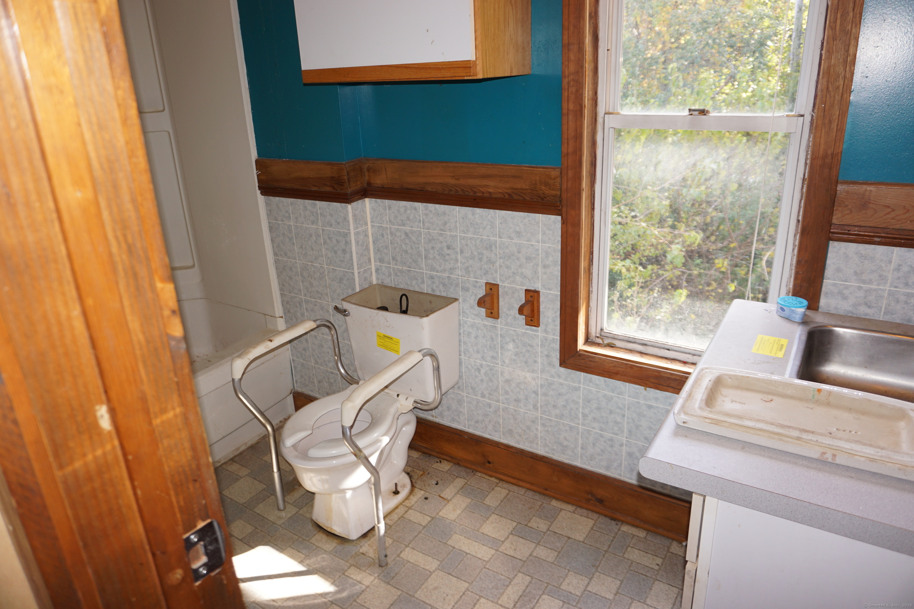 327 Orange Street Springfield, MA 01108 - Photo 25 of 32 a living room with furniture and a window