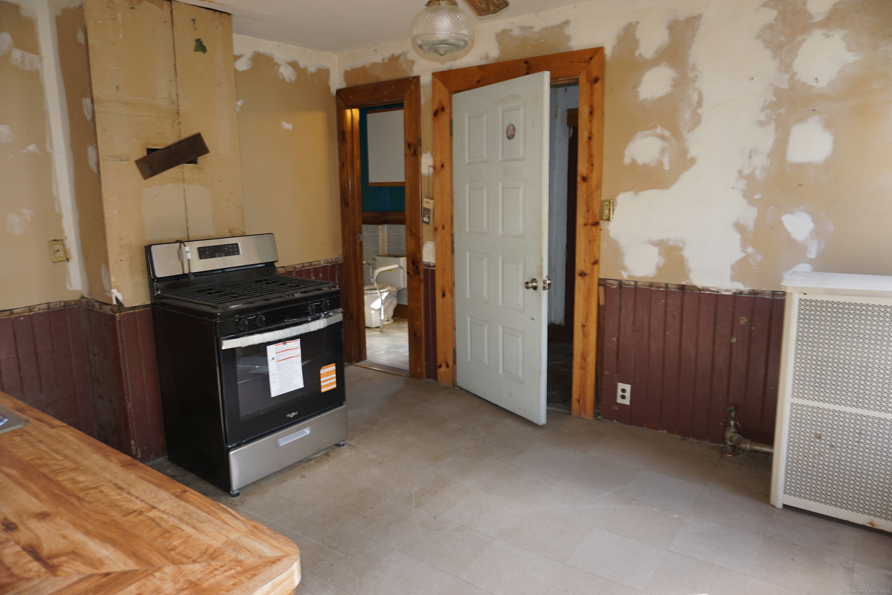 327 Orange Street Springfield, MA 01108 - Photo 29 of 32 a view of a utility room with washer and dryer