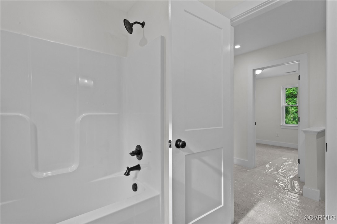 726 Stoney Point Road Cumberland, VA 23040 - Photo 16 of 32 a bathroom with a bathtub