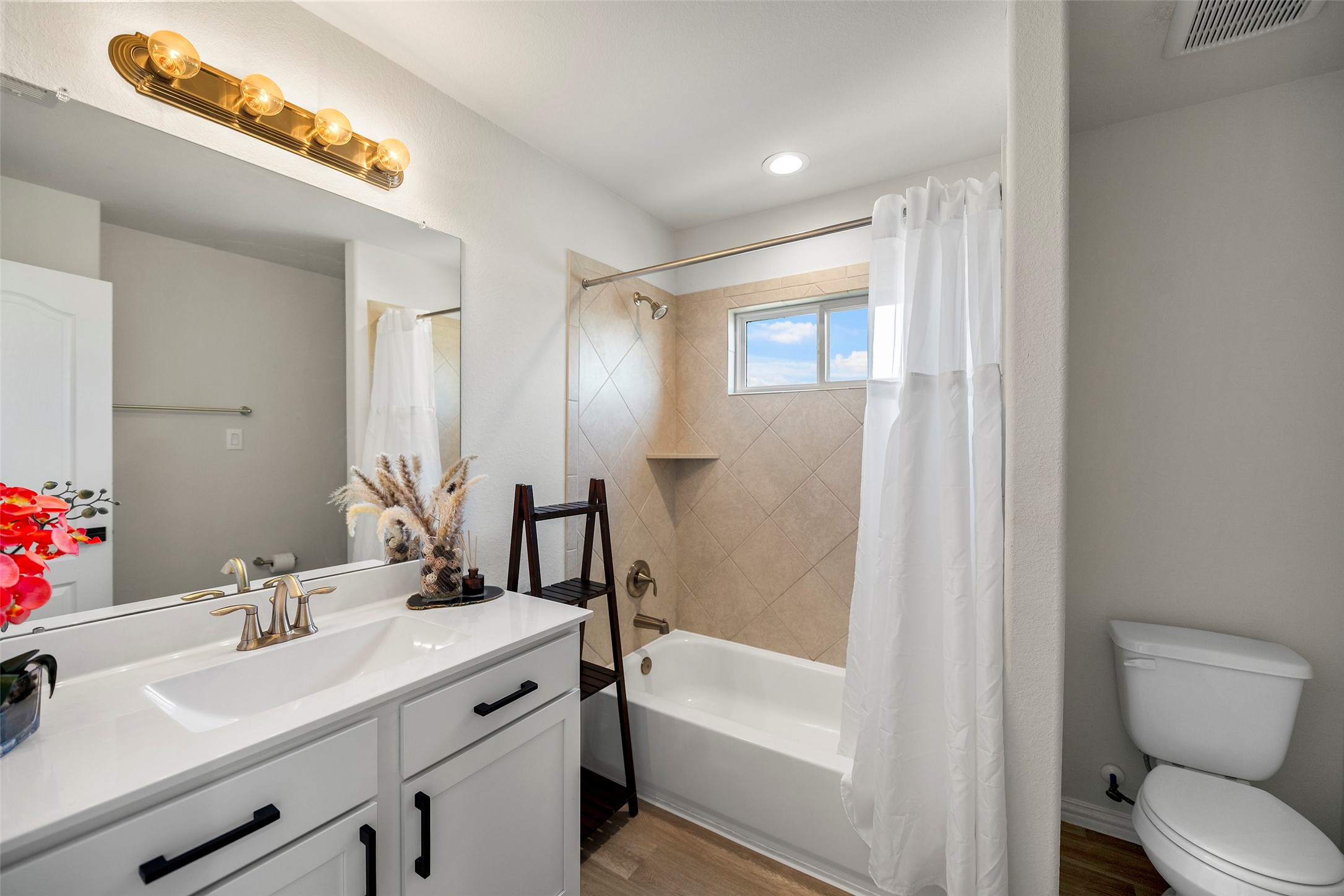 427 Shoreview Drive Conroe, TX 77303 - Photo 32 of 48 Shared Bathroom Upstairs
