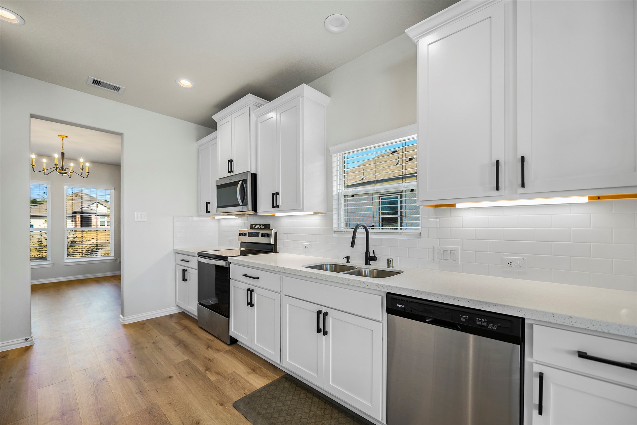 427 Shoreview Drive Conroe, TX 77303 - Photo 9 of 48 Classic Kitchen Has Plenty Of Countertop & Cabinet Space