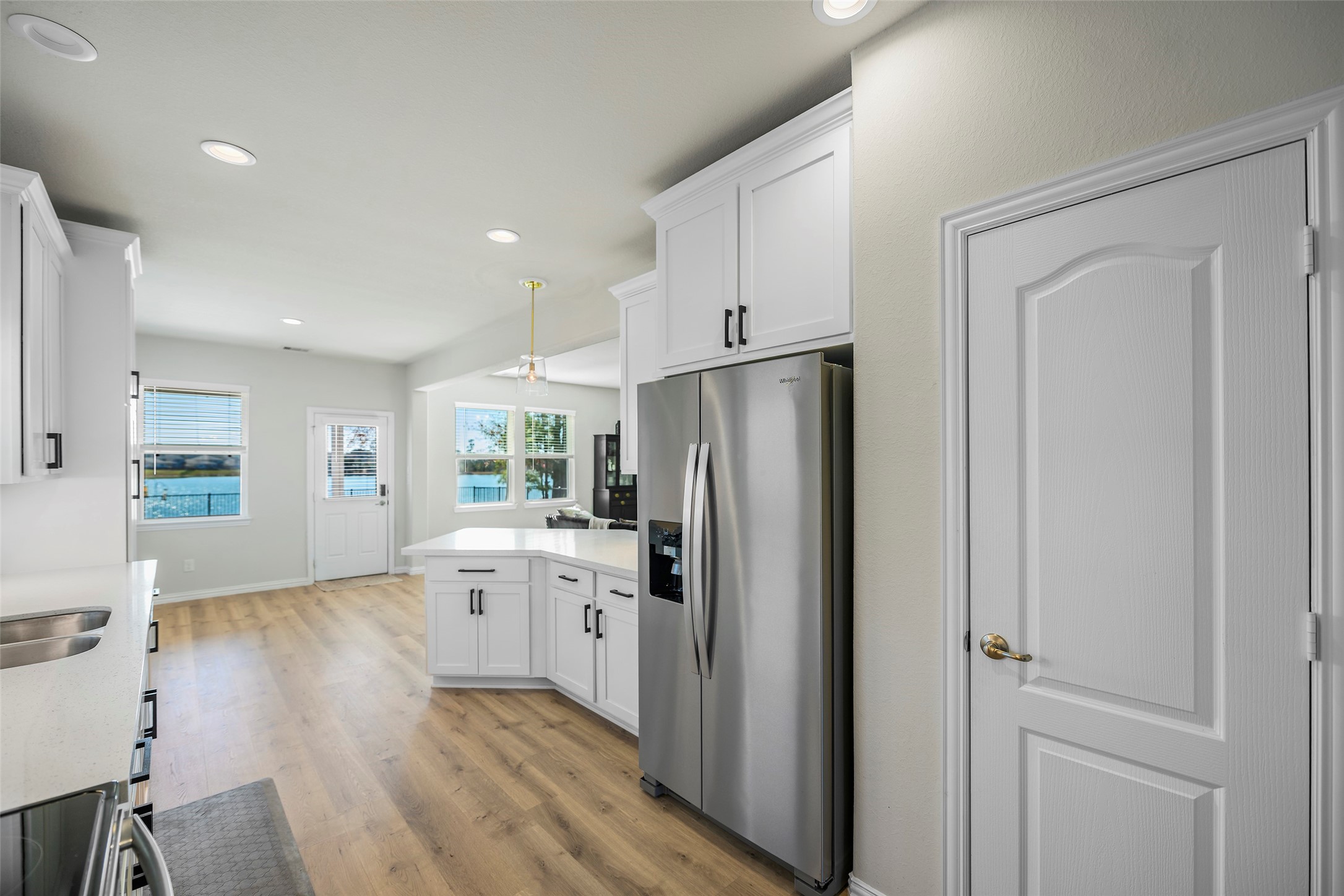 427 Shoreview Drive Conroe, TX 77303 - Photo 10 of 48