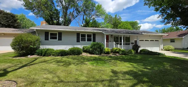 $275,000 | 102 Southview Drive, Marshall, MN 56258