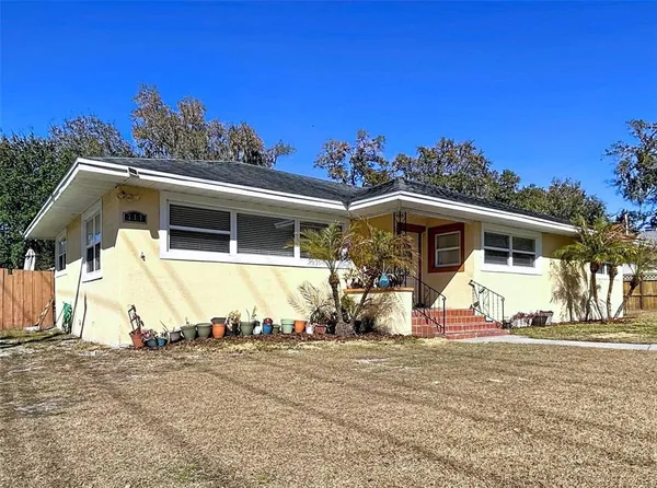 a view of a house with a backyard