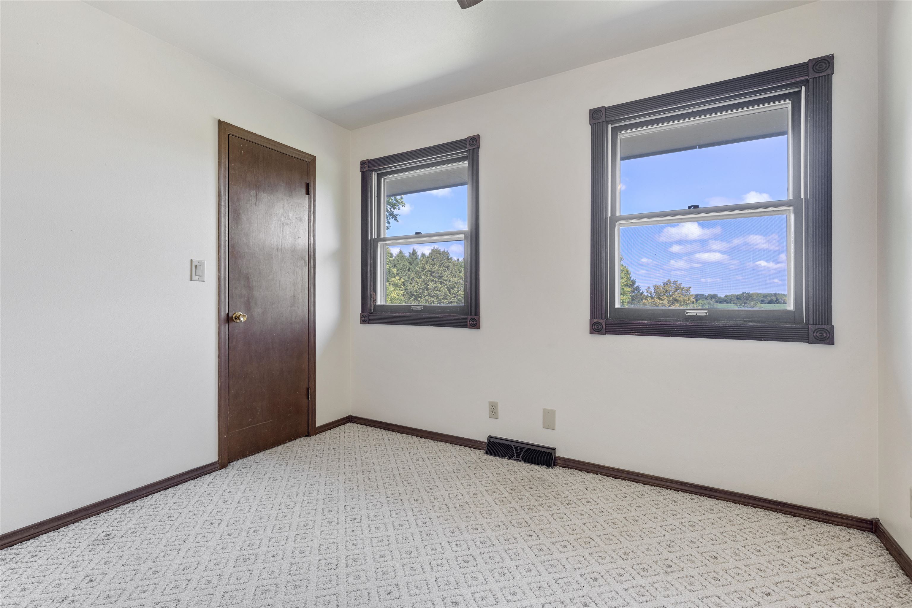 7660 Stephens Road Rockton, IL 61072 - Photo 20 of 34 an empty room with windows and closet