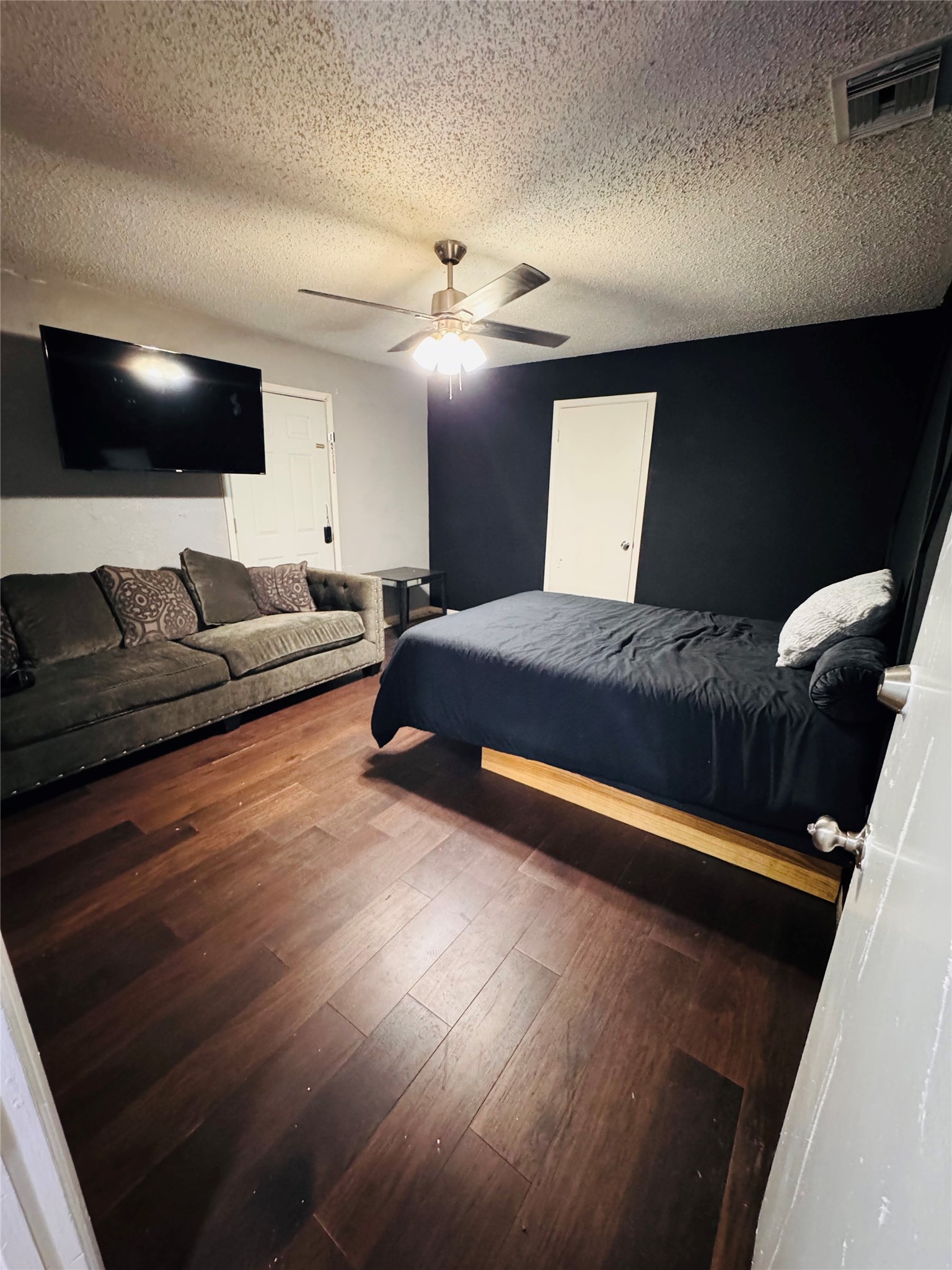 2203 South Houston Road Pasadena, TX 77502 - Photo 13 of 18 One of four bedrooms with accent wall.