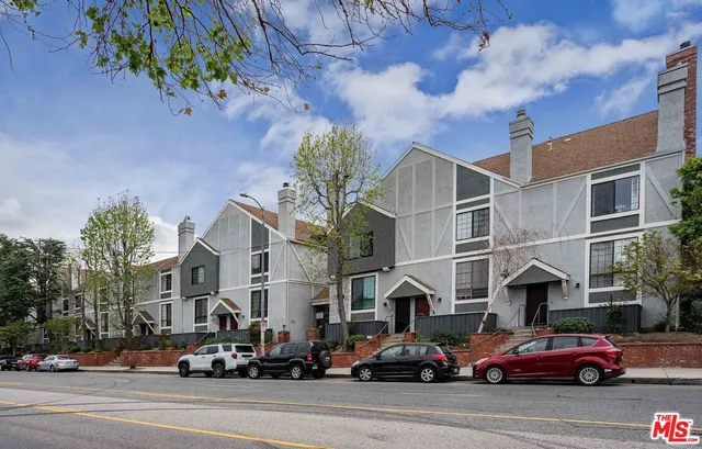 $4,500 | 18100 Burbank Boulevard, Unit 26, Tarzana, CA 91356