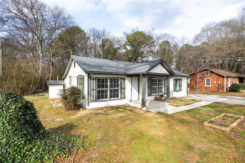 24 East Iron Belt Road Southeast Cartersville, GA 30120 - Photo 2 of 35 a front view of a house with a yard