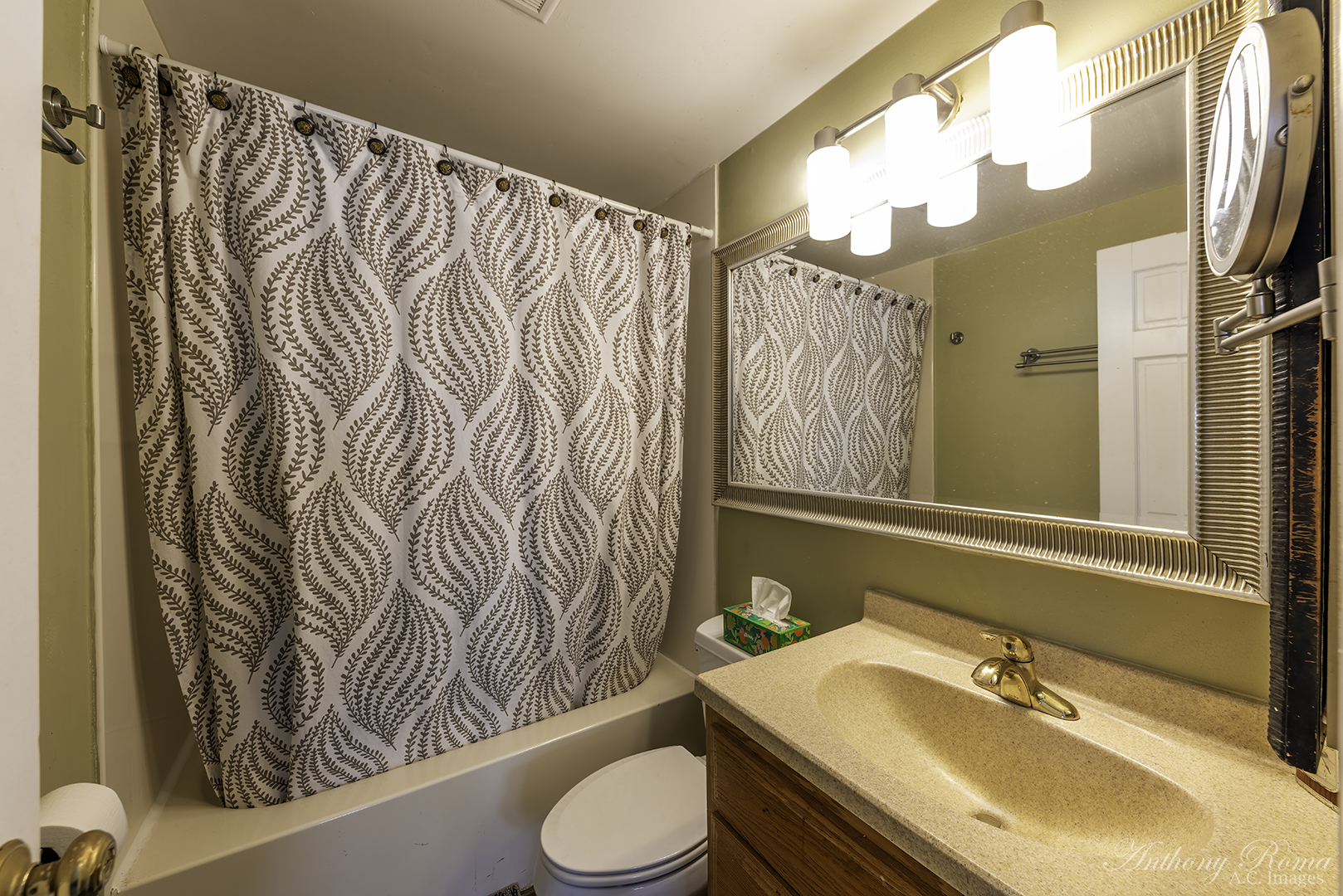 533 Beck Road Lindenhurst, IL 60046 - Photo 13 of 19 a bathroom with a sink toilet and shower