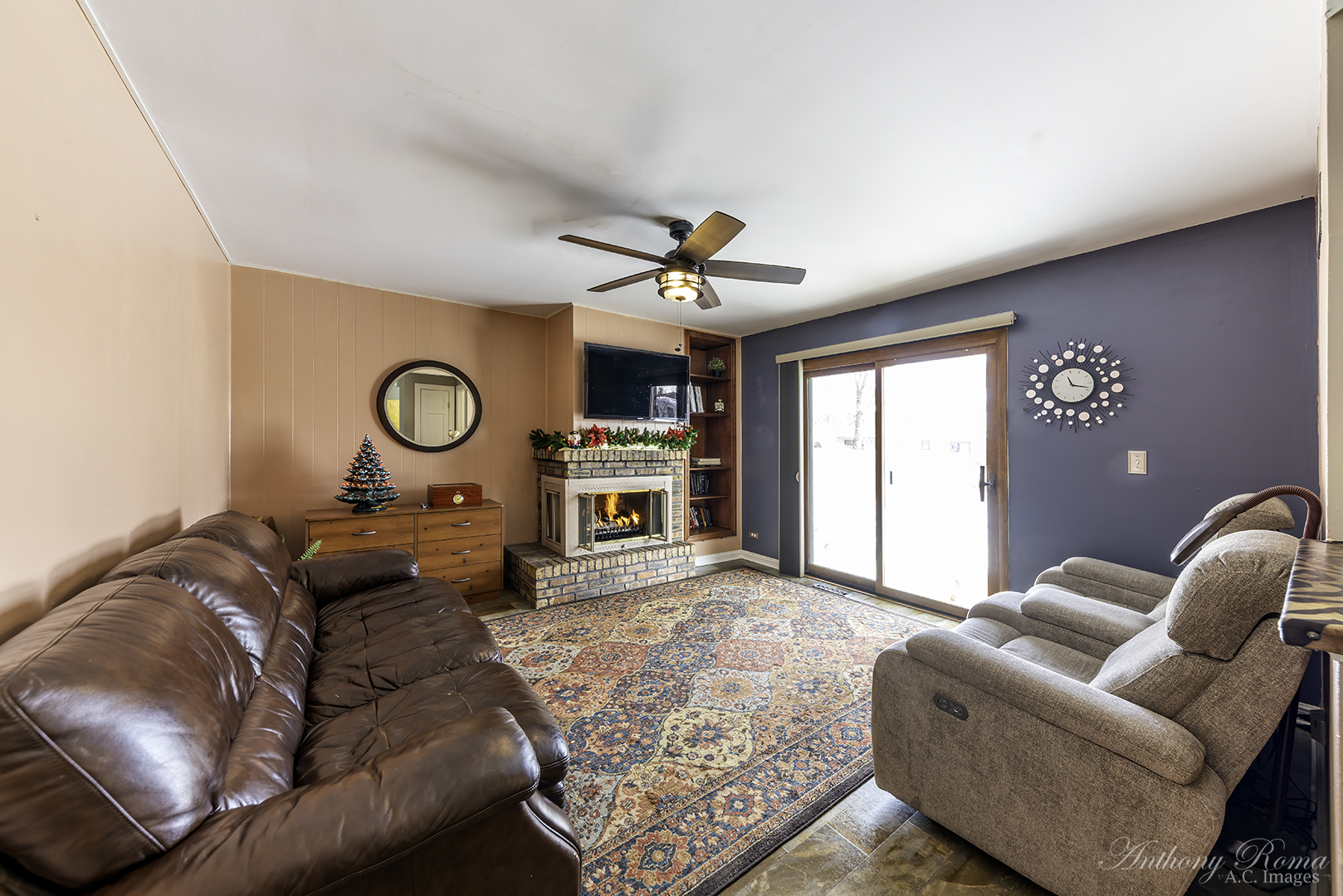 533 Beck Road Lindenhurst, IL 60046 - Photo 9 of 19 a living room with furniture and a window