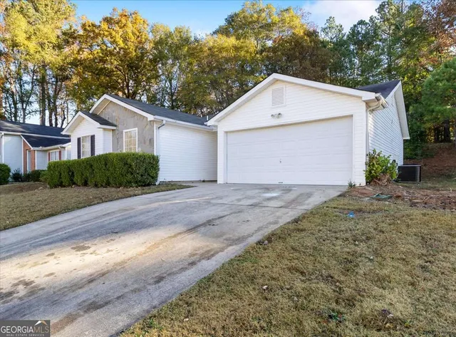 a view of backyard of house