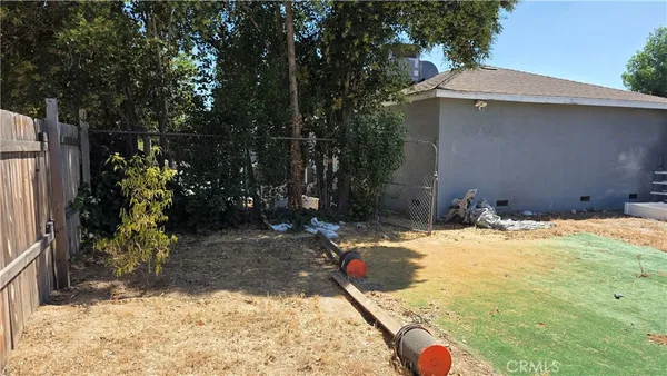 a view of a backyard of the house