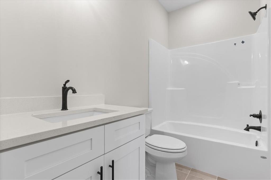 14 Everwood Court Rome, GA 30161 - Photo 34 of 54 a bathroom with a sink a toilet and a bathtub