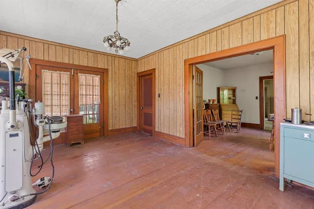 a view of livingroom with furniture