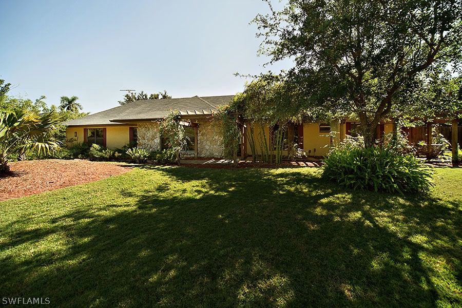 a view of a house with a yard
