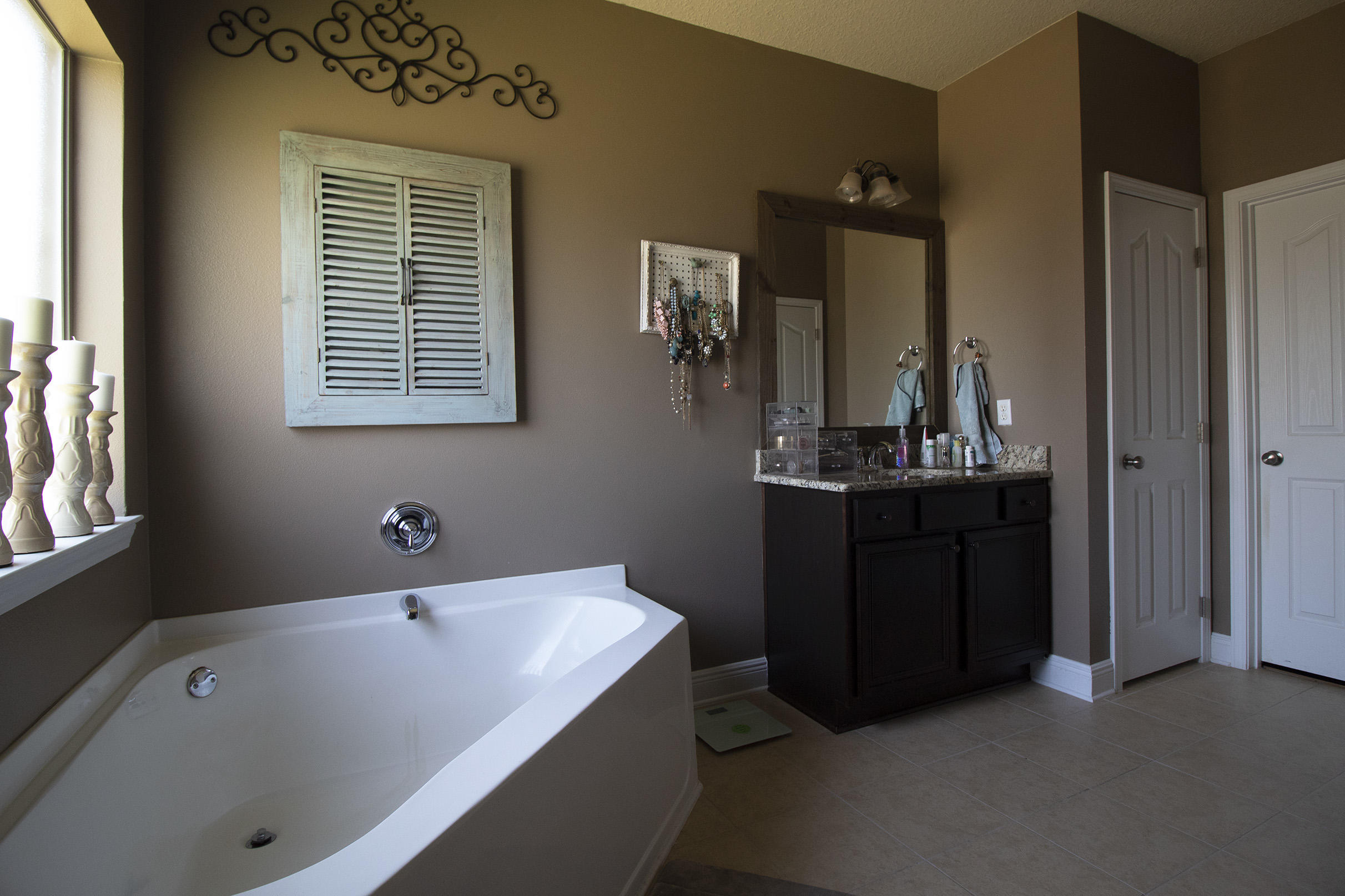 206 Mango Lane Freeport, FL 32439 - Photo 28 of 45 a bathroom with a bathtub and sink