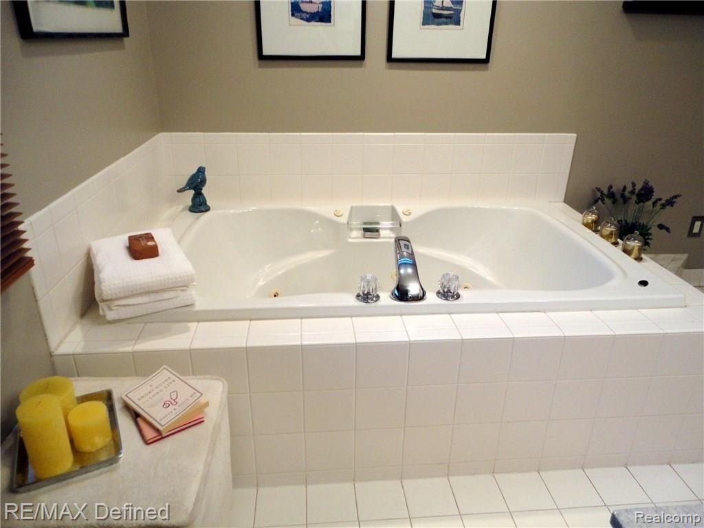 7675 Woodview Road Clarkston, MI 48348 - Photo 27 of 40 master bath tub.jpg