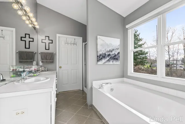 $659,000 | 33 Fox Point Court, Ada, MI 49301