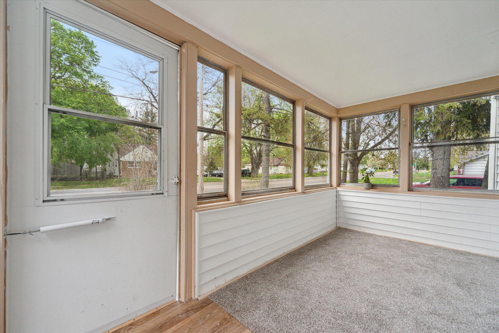 715 West Holmes Road Lansing, MI 48910 - Photo 3 of 24 06-715-W-Holmes-Rd-Lansing-MI-48910-Wind