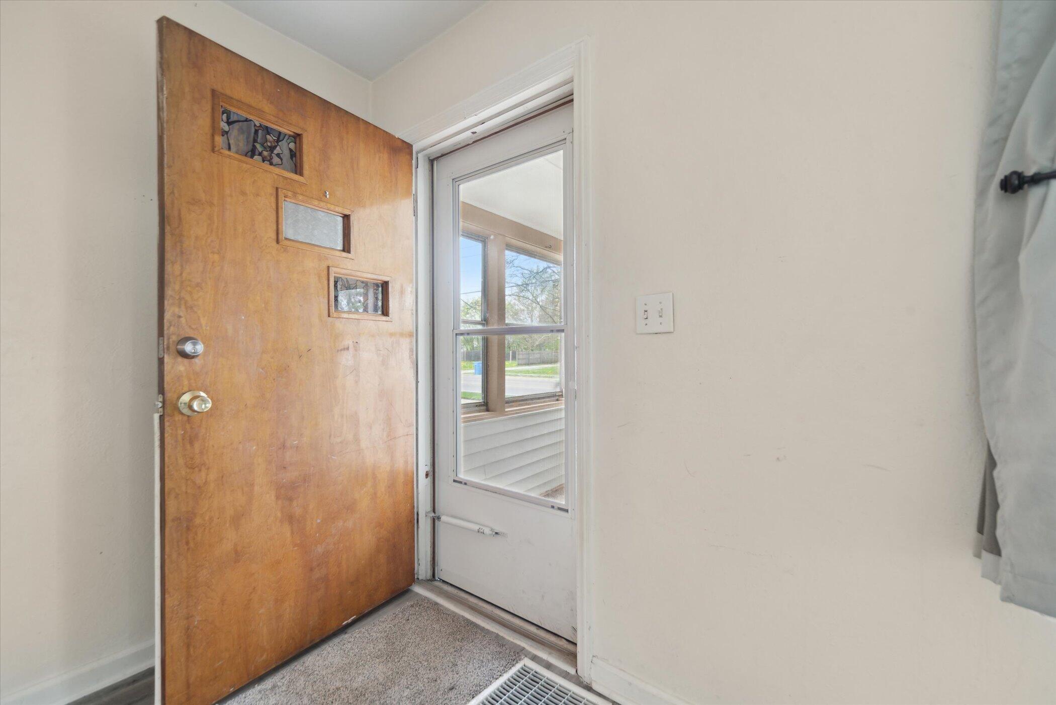 715 West Holmes Road Lansing, MI 48910 - Photo 5 of 24 08-715-W-Holmes-Rd-Lansing-MI-48910-Wind