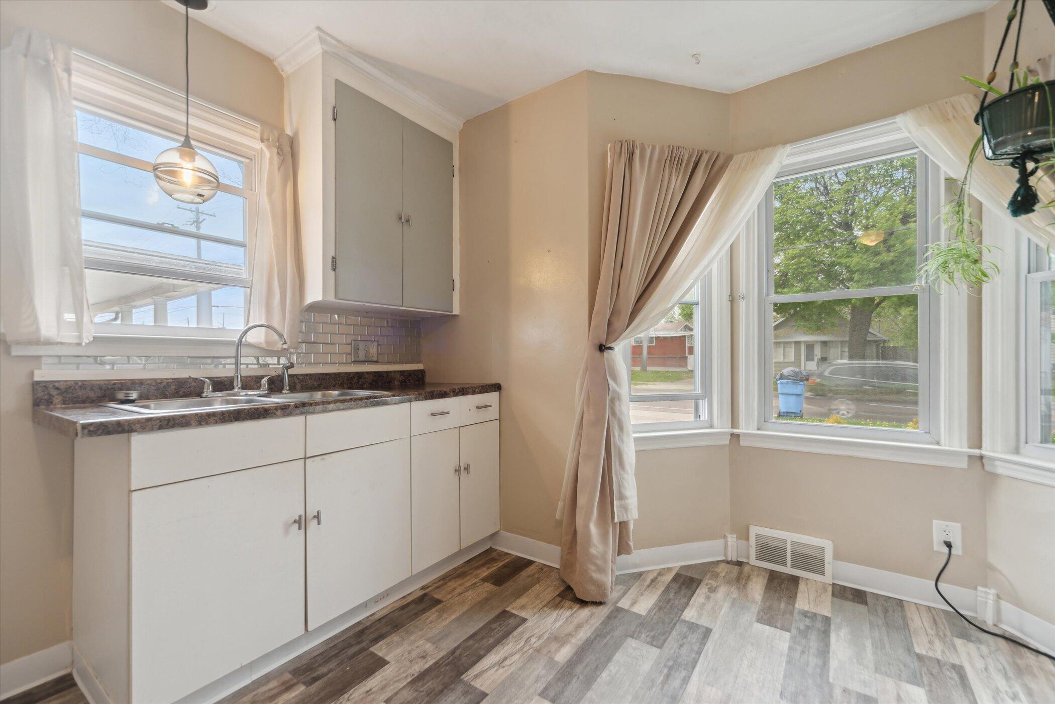 715 West Holmes Road Lansing, MI 48910 - Photo 8 of 24 11-715-W-Holmes-Rd-Lansing-MI-48910-Wind