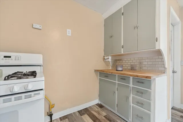 $134,900 | 715 West Holmes Road, Lansing, MI 48910